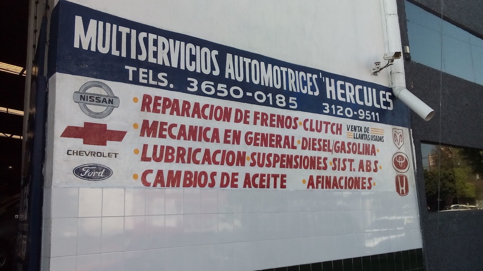 Rótulo del taller con la lista de servicios